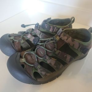 Keens Women's Camo saddles size 7